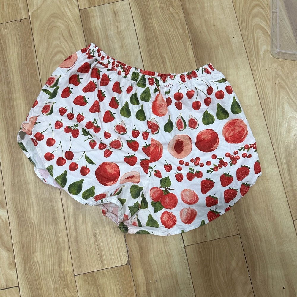 Lisa says gah fruit print shorts size L